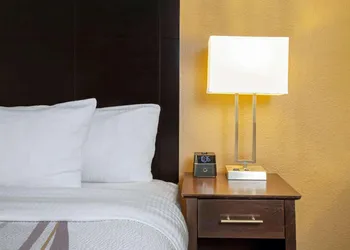 La Quinta Inn & Suites by Wyndham LV Tropicana Stadium hotel thumbnail 4