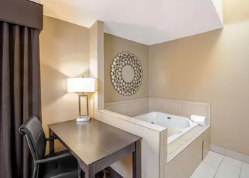 La Quinta Inn & Suites by Wyndham LV Tropicana Stadium hotel thumbnail 5