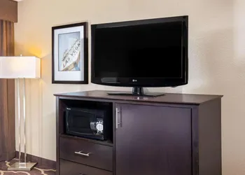 La Quinta Inn & Suites by Wyndham LV Tropicana Stadium hotel thumbnail 7