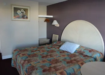 Royal Court Motel hotel thumbnail 8