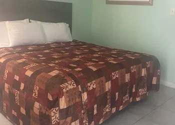 Royal Canadian Motel hotel thumbnail 4