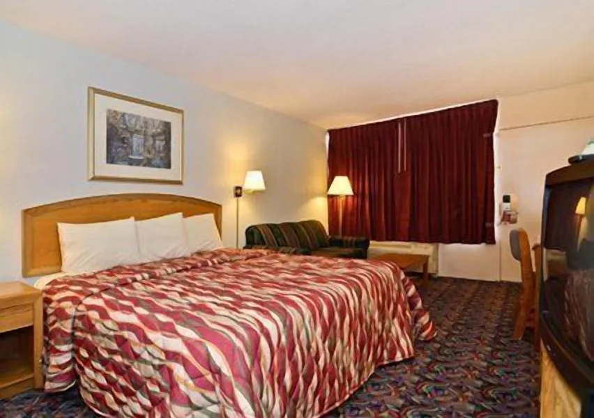 Econo Lodge Cleveland hotel detail image 6