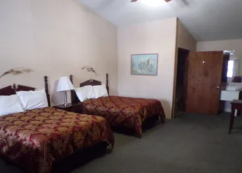 Longhouse Lodge Motel hotel thumbnail 2