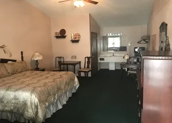 Longhouse Lodge Motel hotel thumbnail 6