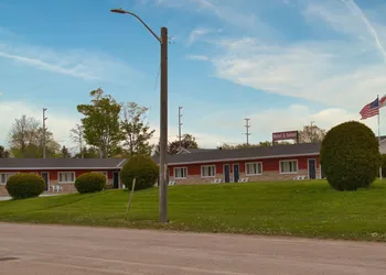 Maple Leaf Inn & Suites hotel thumbnail 3