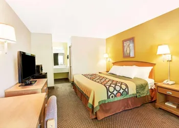 Super 8 by Wyndham Charlotte Downtown Area hotel thumbnail 6
