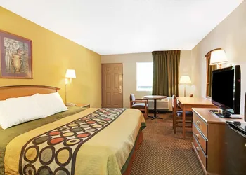 Super 8 by Wyndham Charlotte Downtown Area hotel thumbnail 7