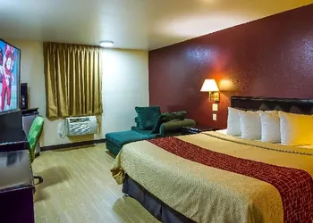 Red Roof Inn & Suites Piqua - I-75 hotel thumbnail 6