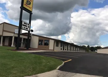 Super 9 Motel hotel thumbnail 8
