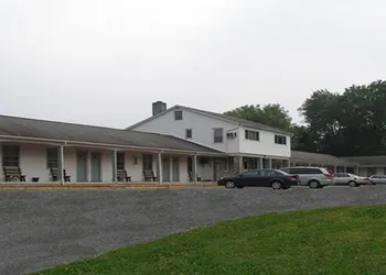 Red Carpet Inn & Suites Morgantown hotel thumbnail 2