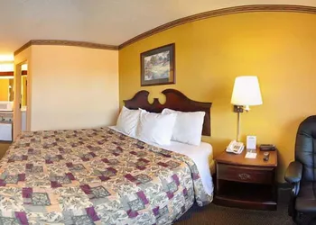 Days Inn by Wyndham Benton hotel thumbnail 4
