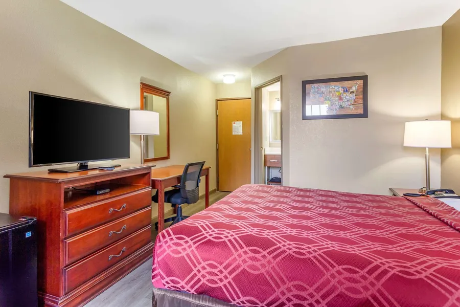 Econo Lodge Inn & Suites Dickson hotel detail image 6