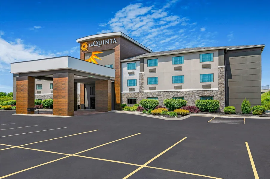 La Quinta Inn & Suites by Wyndham Batavia hotel detail image 2