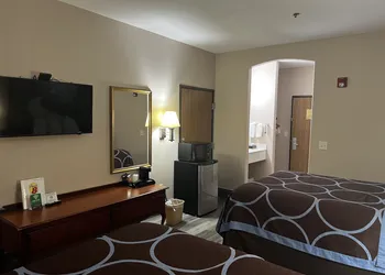Super 8 by Wyndham Huntsville hotel thumbnail 4