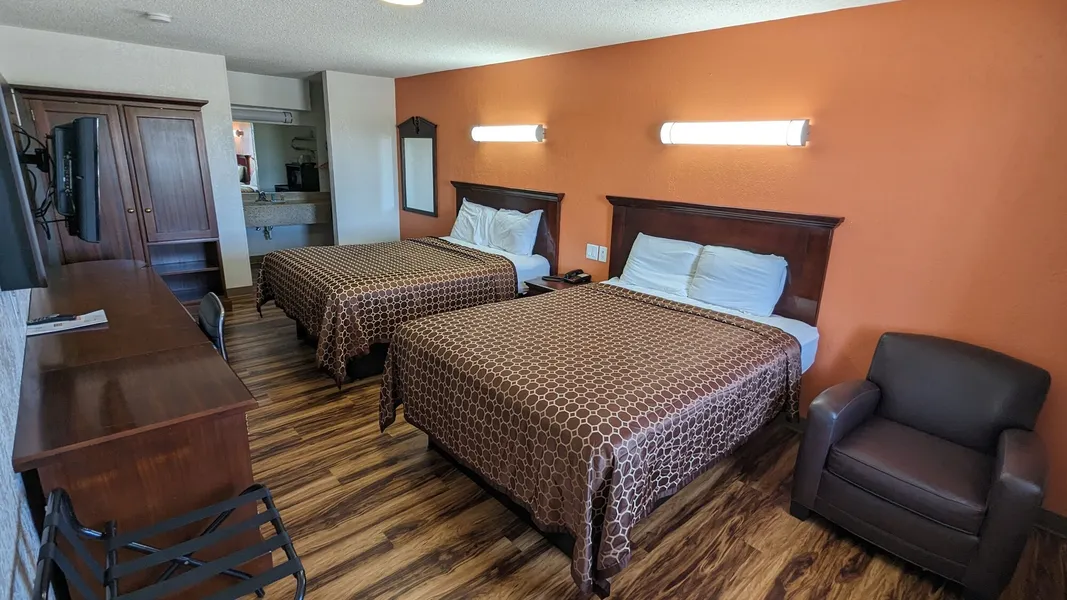 Hillcrest Inn & Suites hotel detail image 6