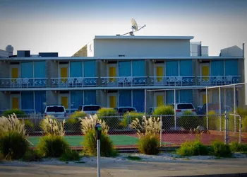 Jolly Roger Motel hotel thumbnail 4