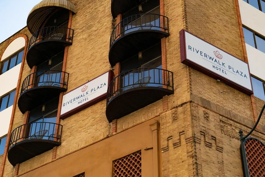 Riverwalk Plaza hotel detail image 2
