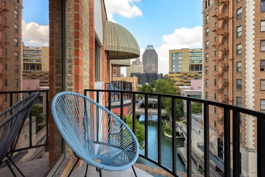 Riverwalk Plaza hotel detail image 6
