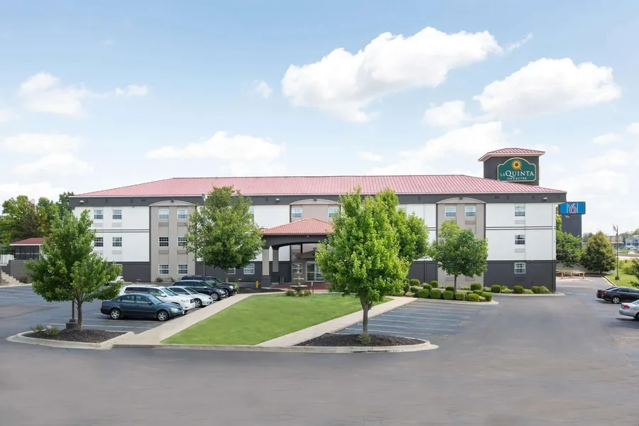 La Quinta Inn & Suites by Wyndham Blue Springs hotel detail image 2