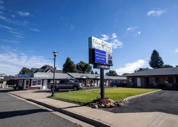 Blue Pine Motel hotel thumbnail 3