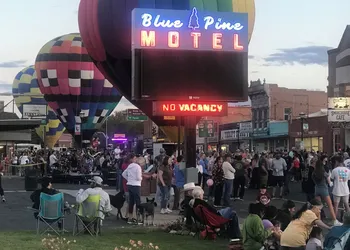 Blue Pine Motel hotel thumbnail 4