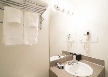 The Grove West Seattle Inn hotel thumbnail 6