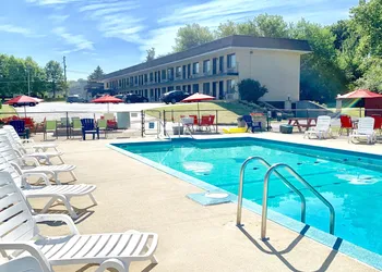 Geneva Wells Inn hotel thumbnail 2