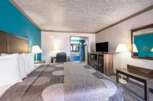 Econo Lodge Inn & Suites hotel thumbnail 2