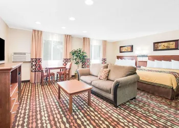 Super 8 by Wyndham Grand Forks hotel thumbnail 4