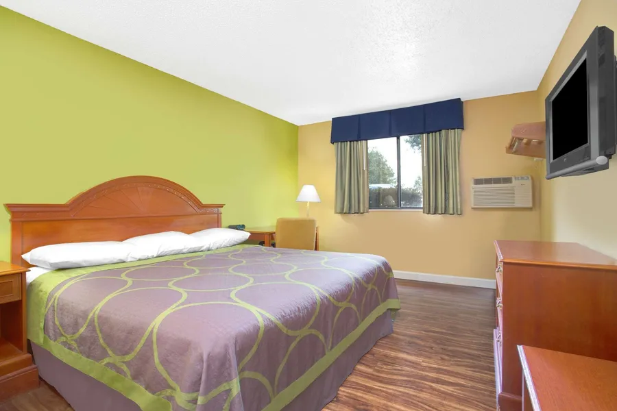 Super 8 by Wyndham Gainesville I-75 Hospital University Area hotel detail image 6