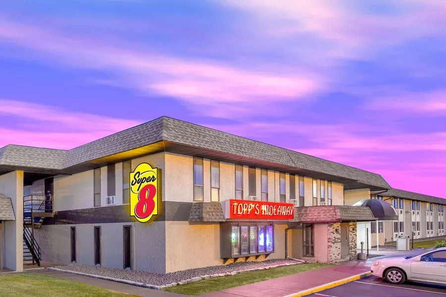 Super 8 by Wyndham Windsor/Madison North hotel detail image 2