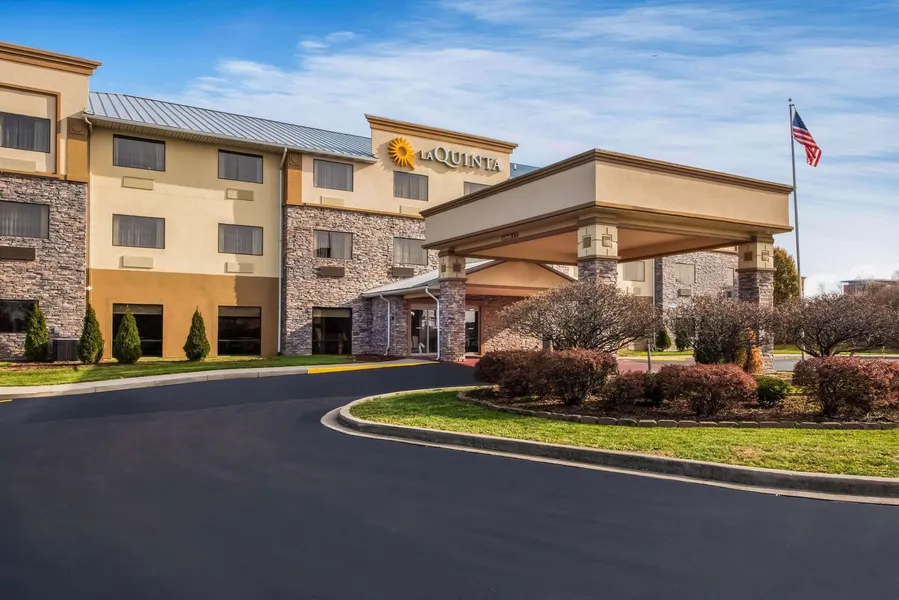 La Quinta Inn & Suites by Wyndham Fairborn Wright-Patterson hotel detail image 2