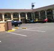 America's Deluxe Inn hotel detail image 7