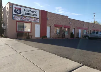 Deluxe Inn Motel hotel thumbnail 2