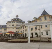 Cedar Point's Hotel Breakers hotel detail image 3