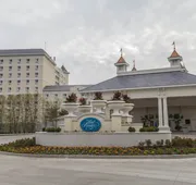 Cedar Point's Hotel Breakers hotel detail image 4