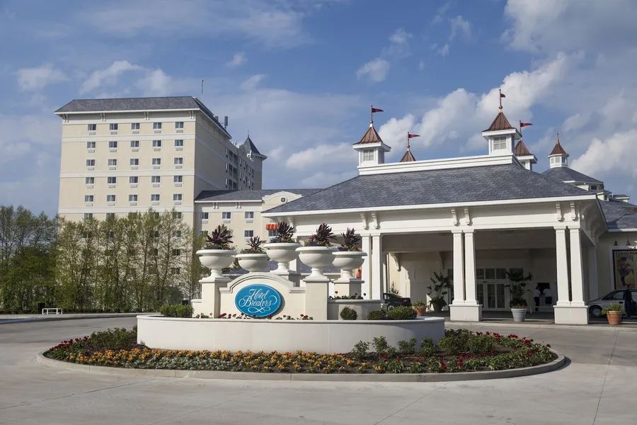 Cedar Point's Hotel Breakers hotel detail image 6