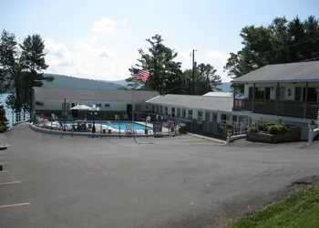 Lake 'N Pines Motel hotel thumbnail 2