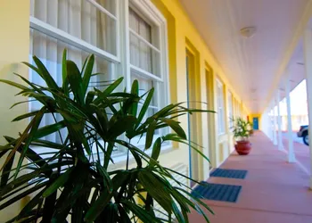 Edgewater Inn hotel thumbnail 3