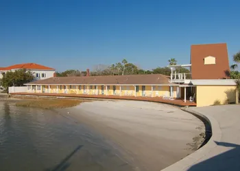 Edgewater Inn hotel thumbnail 4