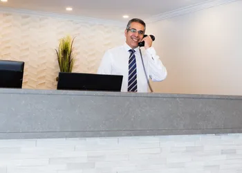 Adam's Airport Inn hotel thumbnail 2