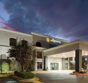 La Quinta Inn & Suites by Wyndham Kennesaw hotel detail image 3