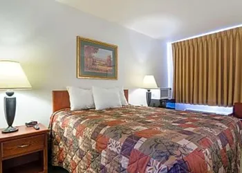 Rodeway Inn Larned hotel thumbnail 4