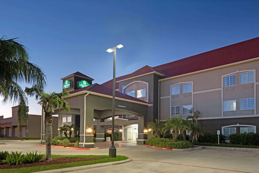 La Quinta Inn & Suites by Wyndham Mercedes Outlet Mall hotel detail image 2