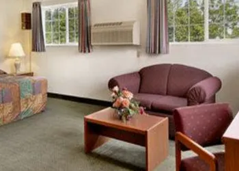 Super 8 by Wyndham Gresham/Portland Area OR hotel thumbnail 2