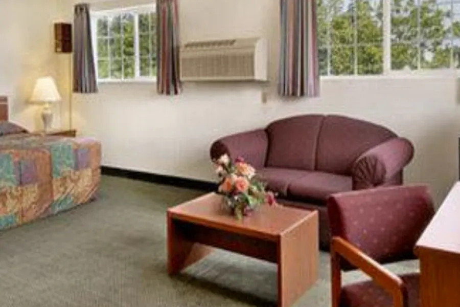 Super 8 by Wyndham Gresham/Portland Area OR hotel detail image 2