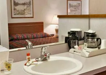 Super 8 by Wyndham Gresham/Portland Area OR hotel thumbnail 3