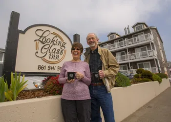 Looking Glass Inn hotel thumbnail 2