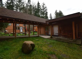 Nisqually Lodge hotel thumbnail 7