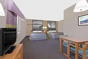 Super 8 by Wyndham Lisbon hotel thumbnail 8